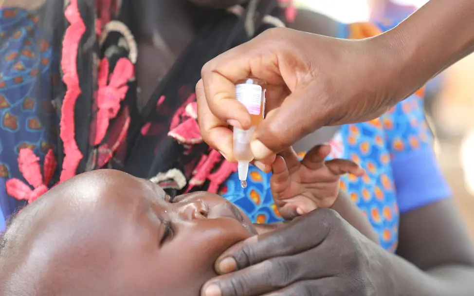 UNICEF versorgt weltweit Millionen Kinder mit Impfstoffen gegen Polio. | © UNICEF/Beguel Impfen einfach erklärt: Ein Baby bekommt eine Schluckimpfung gegen Polio.