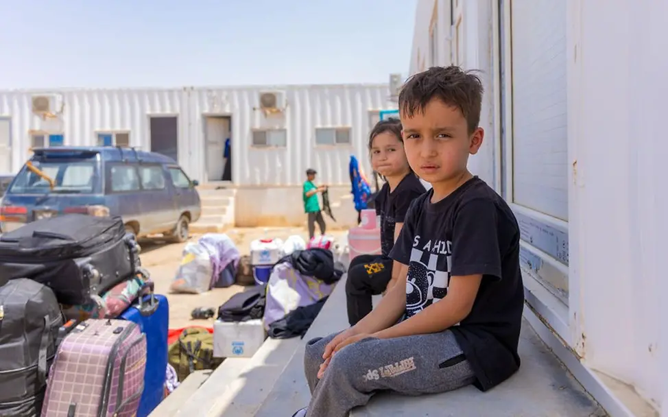 Die beiden Geschwister warten an der Grenze zu Afghanistan. | © UNICEF/Khayyam Weltflüchtlingstag: Kinder auf der Flucht.