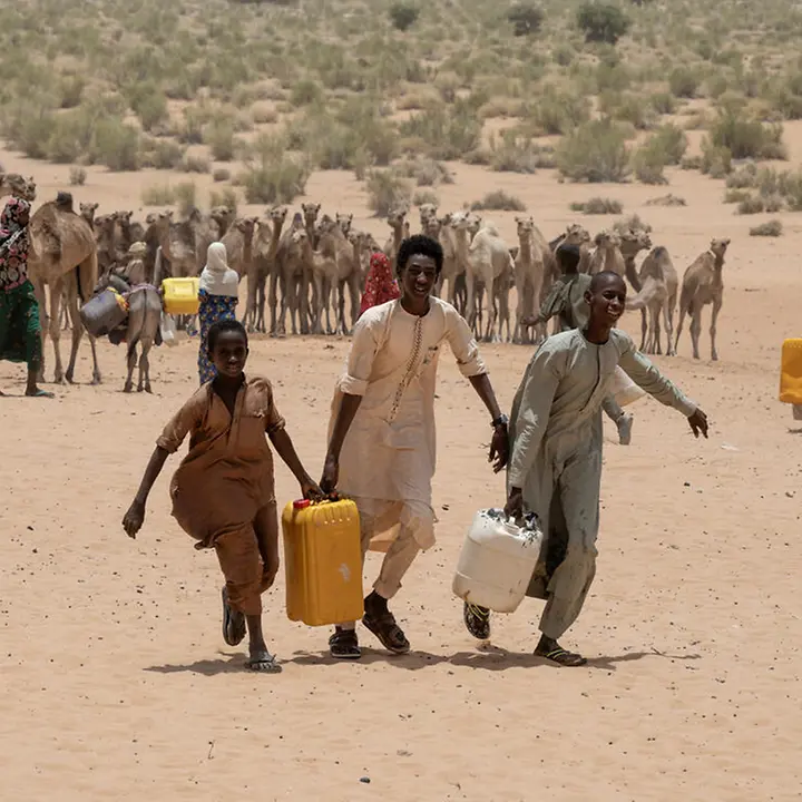 Kinder im Tschad schleppen in einer von Dürre gezeichneten Region in Kanister abgefülltes Wasser | © UNICEF/Dejongh El Niño: Kinder im Tschad schleppen in einer von Dürre gezeichneten Region in Kanister abgefülltes Wasser.