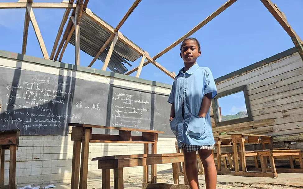 Im März 2025 zerstörte ein Tropensturm das Klassenzimmer der 11-jährigen Christianah in Madagaskar. | ©UNICEF/Ralaivita Im März 2025 zerstörte ein Tropensturm das Klassenzimmer der 11-jährigen Christianah in Madagaskar.