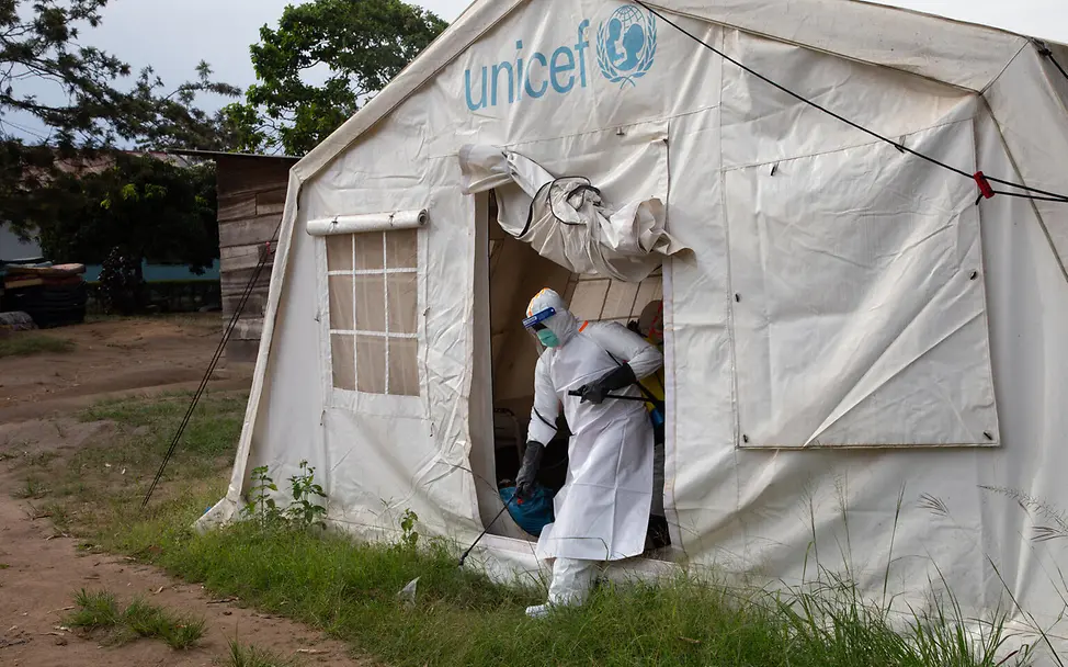 | © UNICEF/James Ebola Kongo: Ein Ebolahelfer in Schutzanzug desinfiziert ein UNICEF-Ebola-Behandlungszelt.