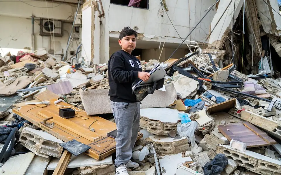 © UNICEF/Choufany Weltflüchtlingstag 2026: Mahdi (10) steht in den Trümmern des Hauses seines Großvaters.