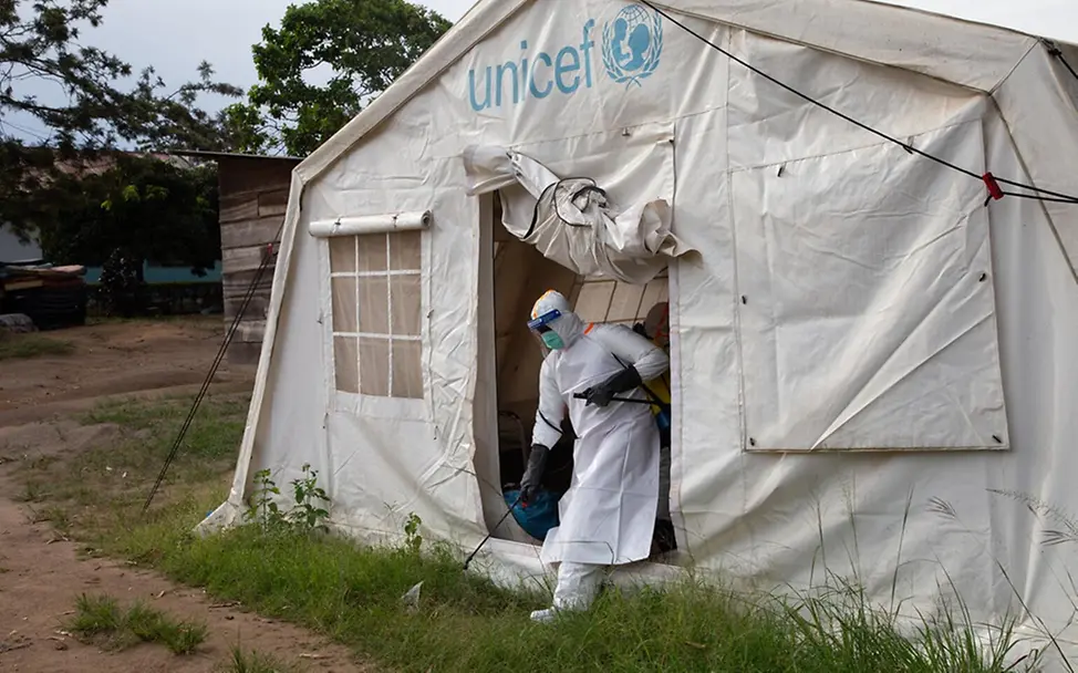 Ebola im Kongo: Ein Helfer im Schutzanzug kommt aus einem UNICEF-Zelt | © UNICEF/James Ebola im Kongo: Ein Helfer im Schutzanzug kommt aus einem UNICEF-Zelt