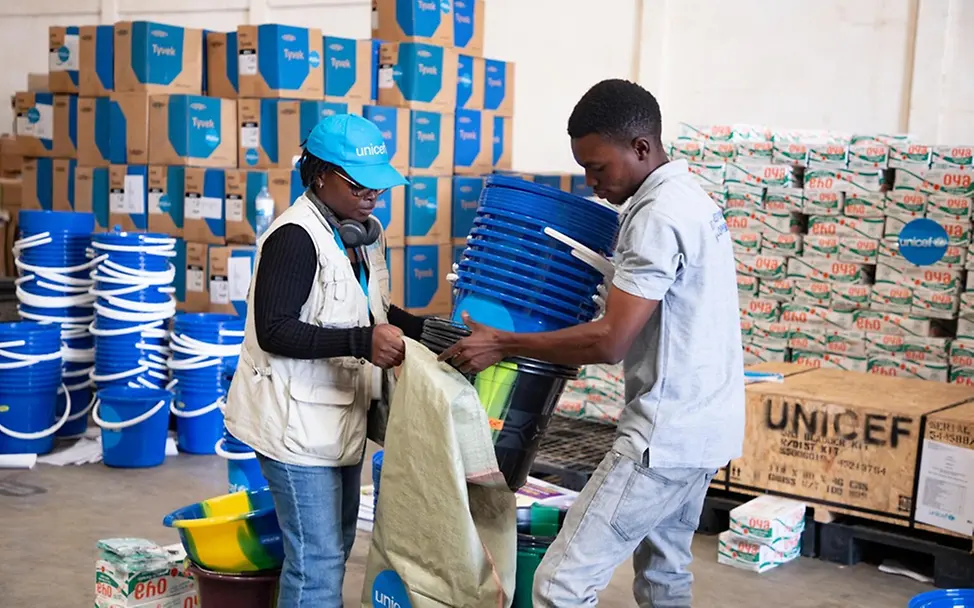 Ebola im Kongo: UNICEF-Helfer packen Hilfsgüter für die Familien | © UNICEF/Ndomba Mbikayi Ebola im Kongo: UNICEF-Helfer packen Hilfsgüter für die Familien