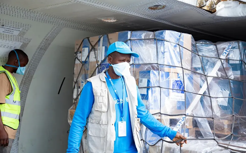Ebola im Kongo: Hilfsgüter kommen am Flughafen in Bunia, Ituri an | © UNICEF/Ndomba Mbikayi Ebola im Kongo: Hilfsgüter kommen am Flughafen in Bunia, Ituri an
