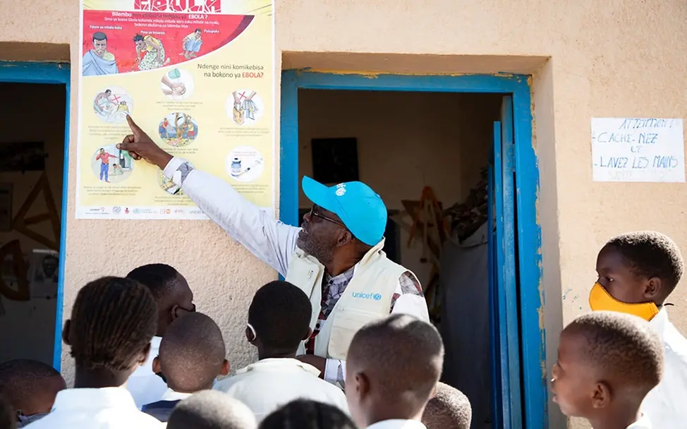 Ebola im Kongo: Ein UNICEF-Helfer macht Aufklärung | © UNICEF/Ndomba Mbikayi Ebola im Kongo: Ein UNICEF-Helfer macht Aufklärung
