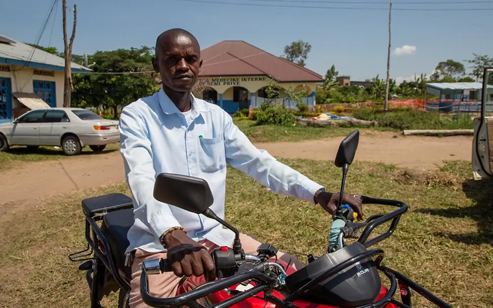Ebola im Kongo: Ein Gesundheitshelfer auf einem von UNICEF bereitgestellten Motorrad | © UNICEF/James Ebola im Kongo: Ein Gesundheitshelfer auf einem von UNICEF bereitgestellten Motorrad