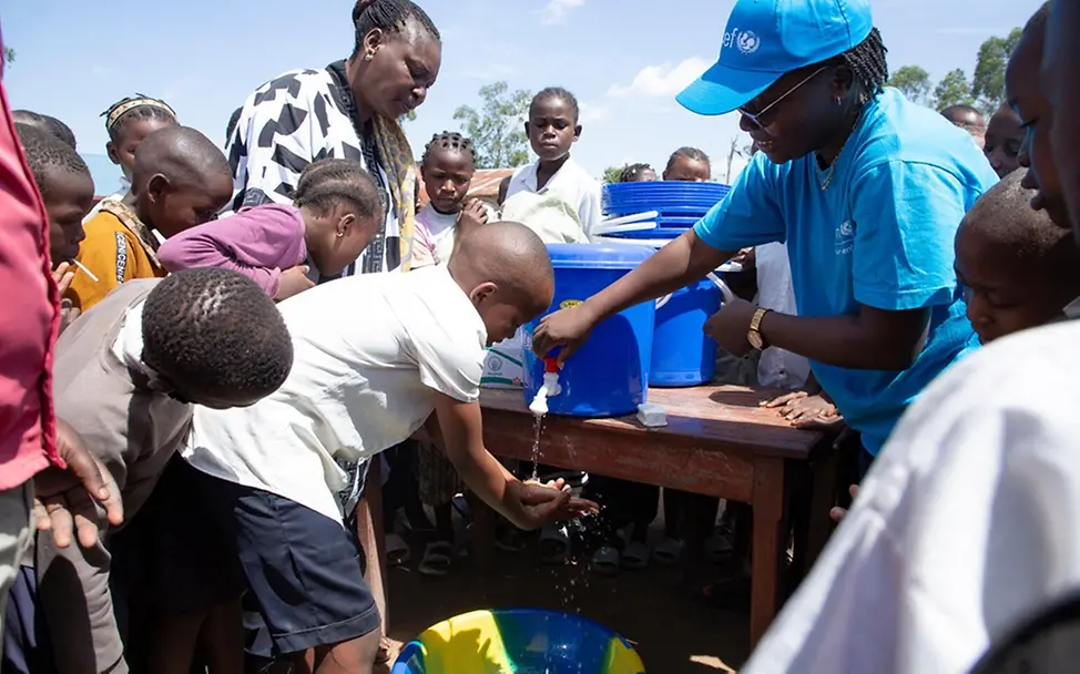 Ebola im Kongo: Kinder an einer Schule waschen sich an UNICEF-Wassereimern die Hände | © UNICEF/Ndomba Mbikayi Ebola im Kongo: Kinder an einer Schule waschen sich an UNICEF-Wassereimern die Hände