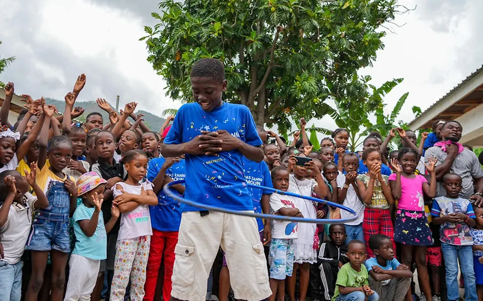 Peter (15) beim Hula-Hoop. | © UNICEF/Joseph Gute Nachricht: Peter (15) beim Hula-Hoop.