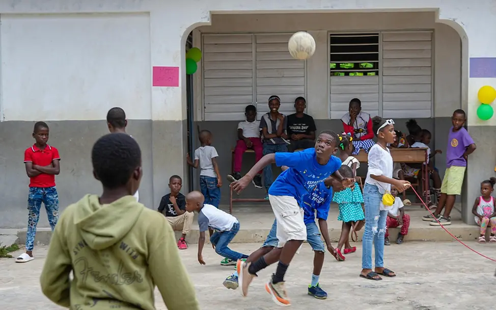 Peter (15) spielt Fußball. | © UNICEF/Joseph Gute Nachricht: Peter (15) spielt Fußball.