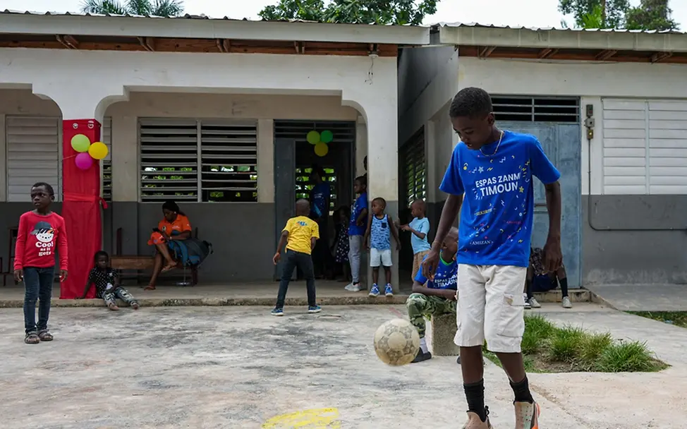Peter (15) beim Fußball spielen. | © UNICEF/Joseph Gute Nachricht: Peter (15) beim Fußball spielen.
