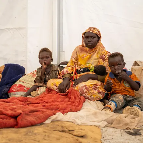 Eine Mutter mit zwei Kindern im Sudan