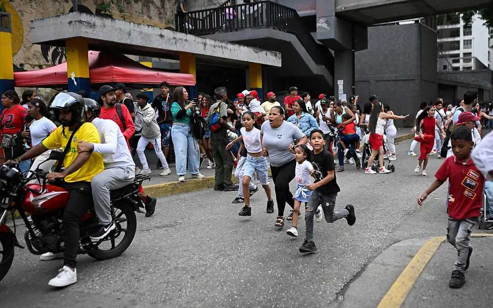 Erdbeben haben verheerende Folgen für Menschen in Venezuela verursacht. | © UNICEF/AFP Erdbeben Venezuela spenden: Rennende Menschen in Caracas.
