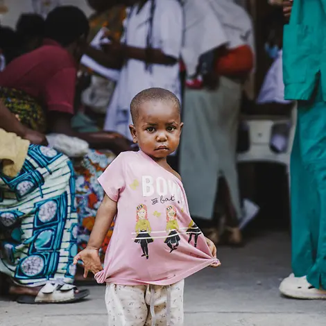 Kinder im Ostkongo: Ein kleines Mädchen steht in einem Gesundheitszentrum