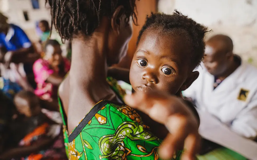 Kinder im Ostkongo: Ein Kind in einem Gesundheitszentrum