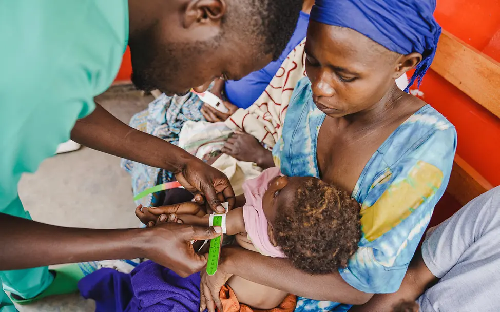 Kinder im Ostkongo: Ein Kind wird auf Mangelernährung untersucht.
