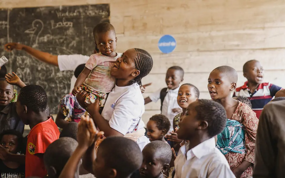 Kinder im Ostkongo: Kinder spielen gemeinsam an einem kinderfreundlichen Ort