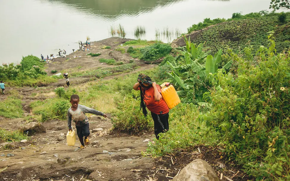 Kinder im Ostkongo: Kinder beim Wasserholen an einem See