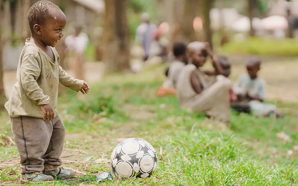 Kinder im Ostkongo: Ein Kind spielt mit einem Ball