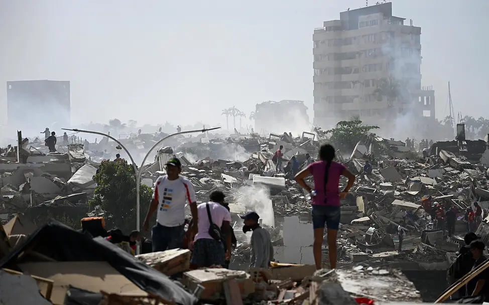 Freiwillige suchen nach möglichen Opfern. | © UNICEF/AFP Venezuela Erdbeben spenden: Freiwillige Rettungskräfte suchen im Erdbebengebiet nach möglichen Opfern.