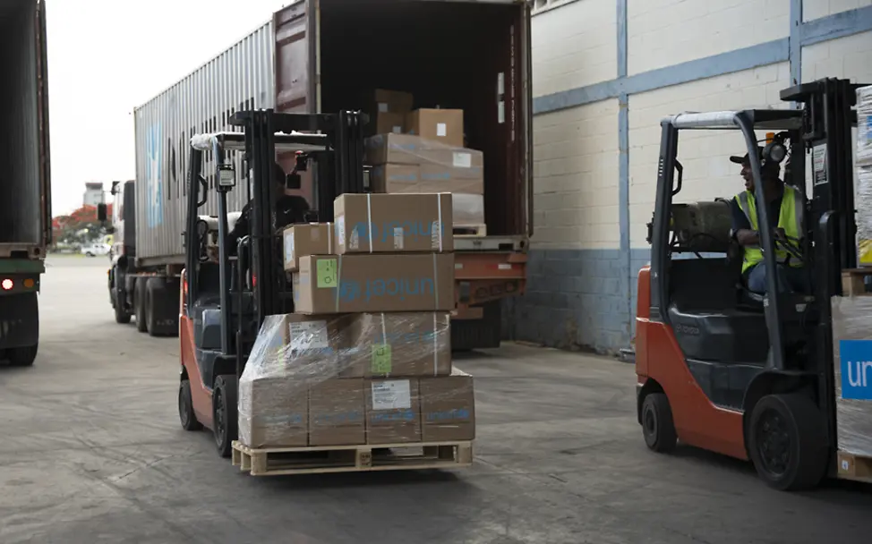 UNICEF-Hilfsgüter werden am Flughafen in Valencia ausgeladen. | UNICEF/UN0876826/ Venezuela Erdbeben spenden: Paletten mit Hilfsgütern werden in Valencia, Venezuela, ausgeladen.