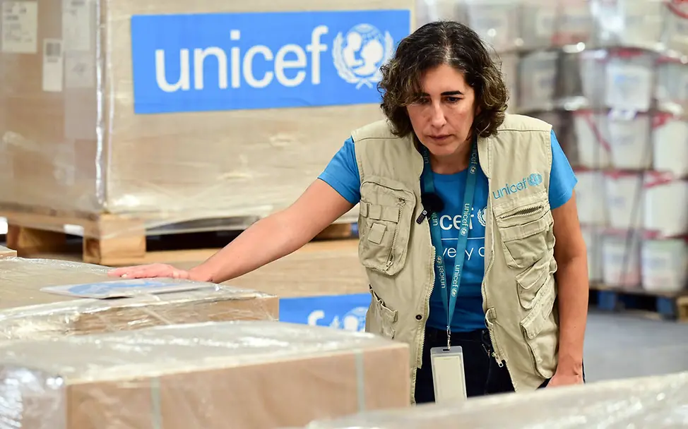 Eine UNICEF-Mitarbeiterin kontrolliert eine Hilfslieferung für Venezuela. | © UNICEF/UN0876706/ Venezuela Erdbeben spenden: Eine UNICEF-Mitarbeiterin kontrolliert im Warenlager in Panama eine Hilfslieferung für Venezuela.