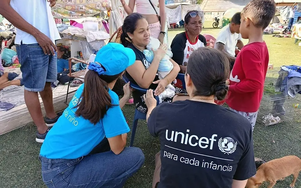 UNICEF-Helferinnen im Gespräch mit Erdbebenopfern in Notunterkünften. © UNICEF/UN0876931/ Venezuela Erdbeben spenden: UNICEF-Helferinnen besuchen nach der Katastrophe venezolanische Erdbebenopfer in Notunterkünften.