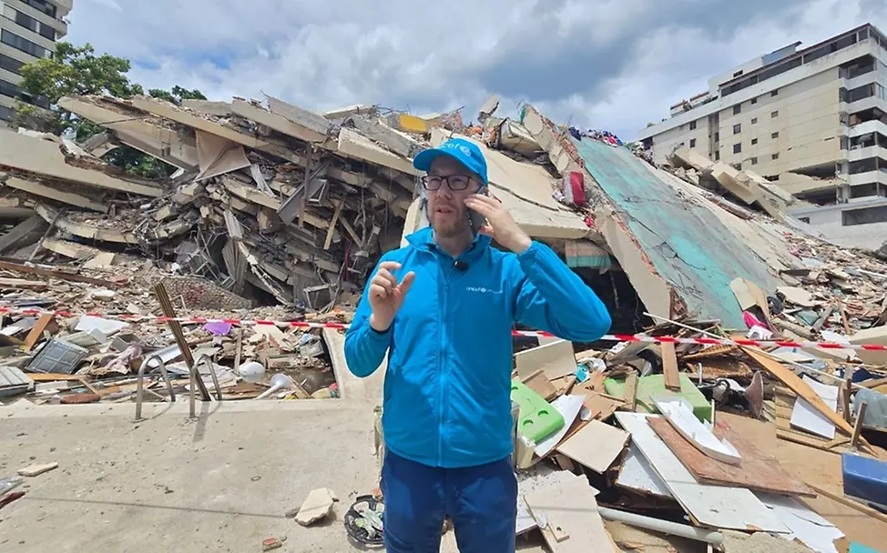 Gabriel Vockel vor einem Haus, das durch die Erdbeben am 24.06. zerstört wurde. | © UNICEF Gabriel Vockel vor einem Haus, das durch die Erdbeben am 24.06. zerstört wurde.