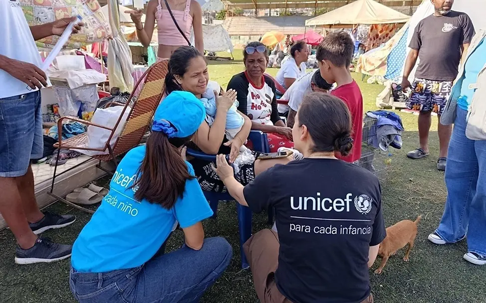 UNICEF-Team besucht drei Notunterkünfte im Bundesstaat La Guaira. | © UNICEF/UN0876936/ UNICEF-Team besucht drei Notunterkünfte im Bundesstaat La Guaira, Venezuela.
