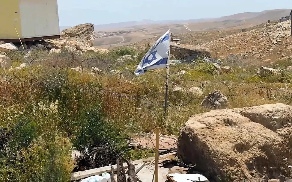 Aufwachsen im Westjordanland: Eine israelische Flagge und Stacheldrähte in Hebron 