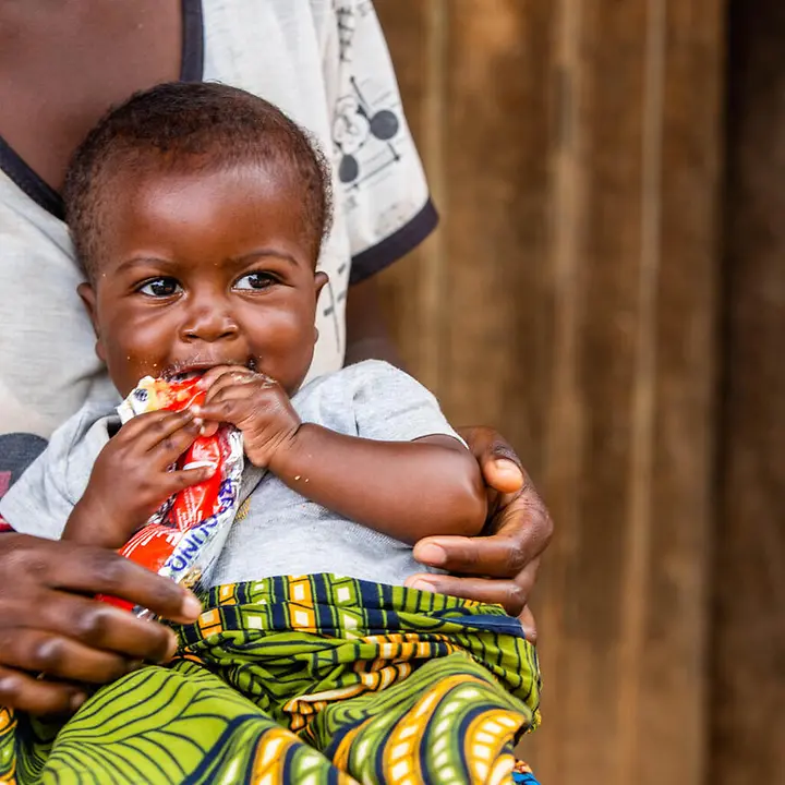 Für Erdnusspaste spenden: Ein Baby bekommt Erdnusspaste gegen Mangelernährung. | © UNICEF/Elephant Media 