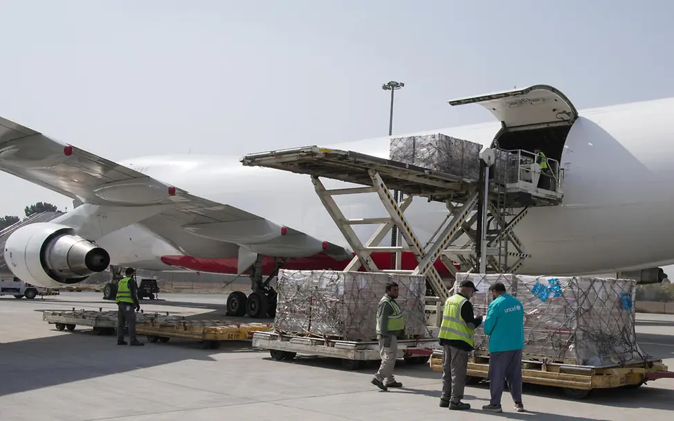 Erdnusspaste spenden: Paletten mit Erdnusspaste werden in ein Transportflugzeug geladen.
