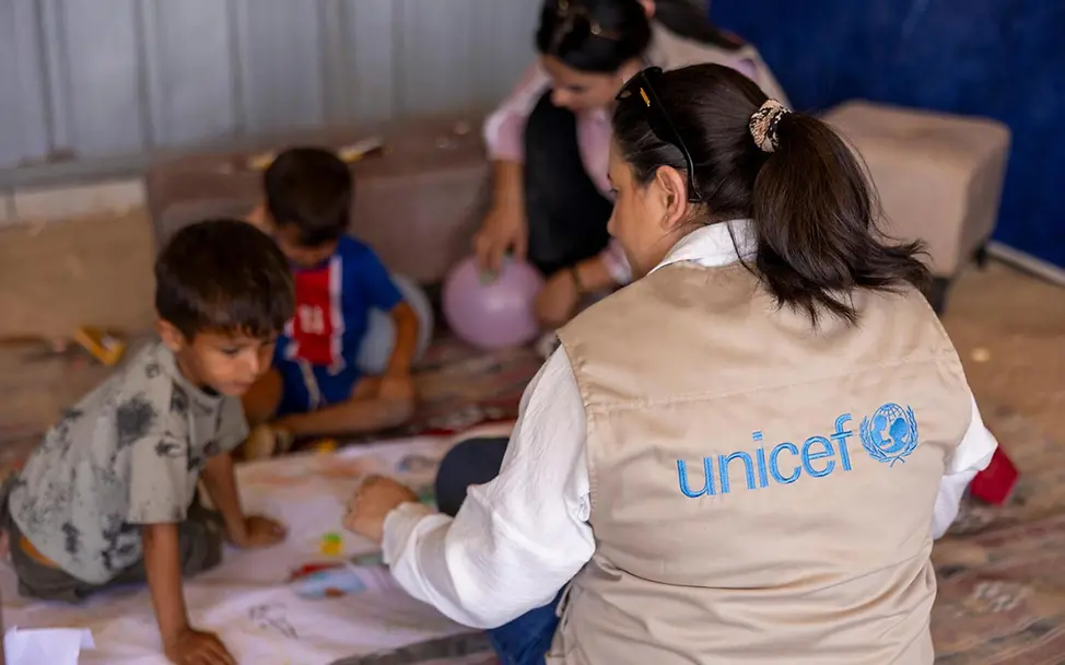 Aufwachsen Westjordanland spenden: Kinder im Westjordanland spielen mit einer UNICEF-Helferin. 