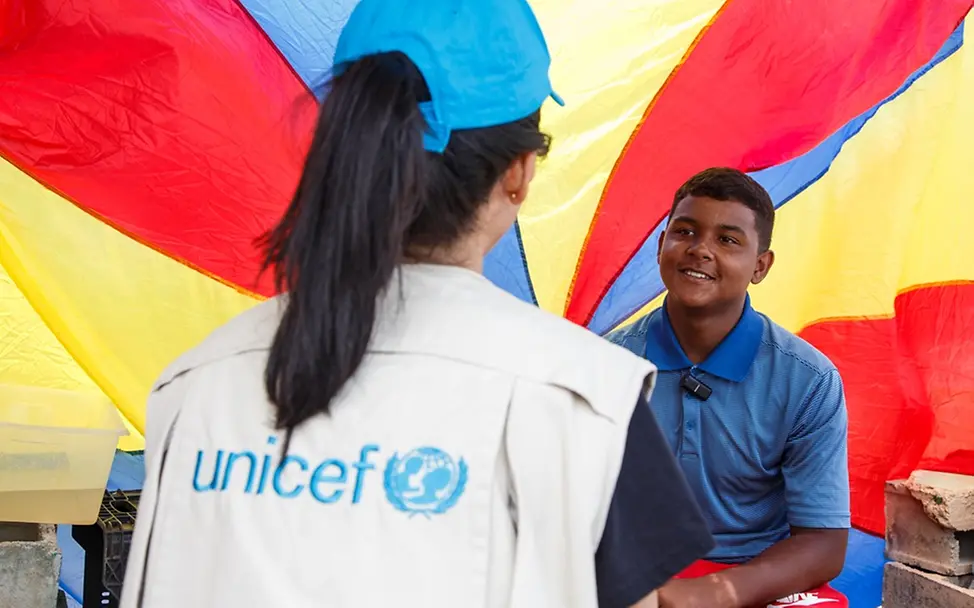 Yilbert (15) und seine Familie haben das Erdbeben überlebt, aber ihr Zuhause verloren. | © UNICEF/Segovia Yilbert (15) und seine Familie haben das Erdbeben überlebt, aber ihr Zuhause verloren.
