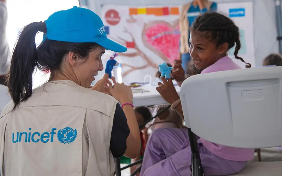 Wie entstehen Erdbeben: Kinder spielen mit UNICEF-Mitarbeiter*innen in einem Kinderfreundlichen Zentrum.