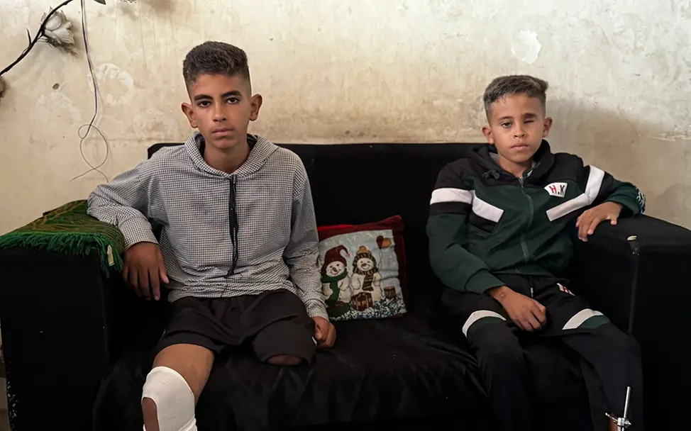 Amir und Fadel haben schwere Verletzungen erlitten | UNICEF/Eleyan Schwere Kinderrechtsverletzungen: Amir und Fadel aus Gaza sitzen auf einem Sofa
