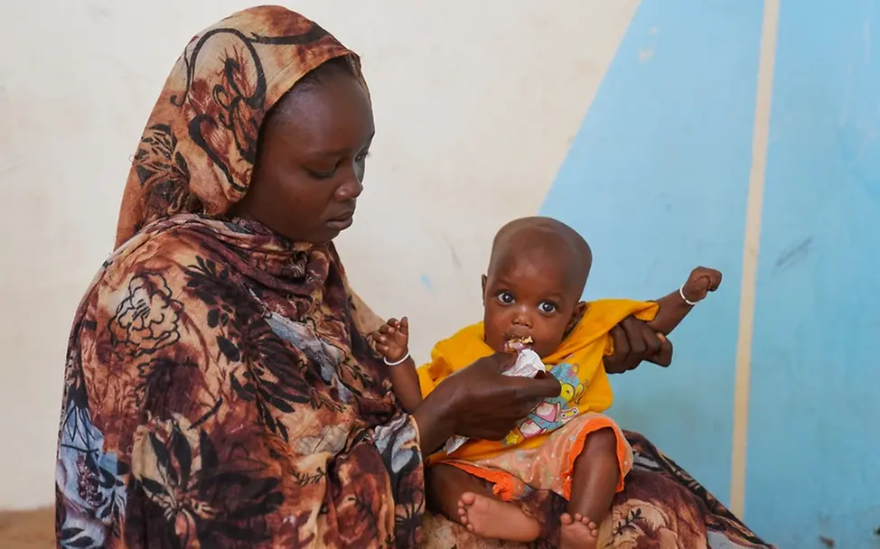 Im Sudan leiden Hunderttausende Kinder unter Mangelernährung | UNICEF/Jamal Sudan: Fatima wird von ihrer Mutter mit Erdnusspaste gefüttert