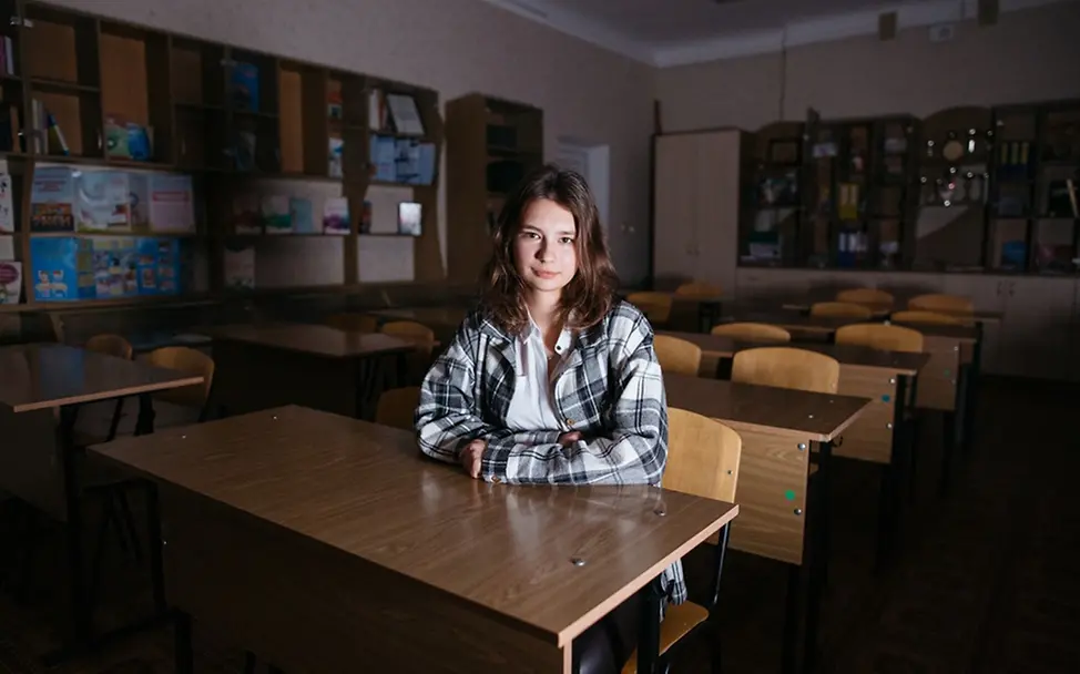 Nastia sitzt in ihrem Klassenzimmer | UNICEF/Malashina Ukraine: Nastia sitzt an einem Schreibtisch in einem Klassenzimmer