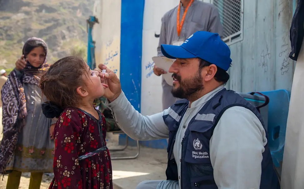 Schluckimpfung gegen Polio | UNICEF/Azizi Polio Impfung: Ein Mädchen bekommt eine orale Polioimpfung