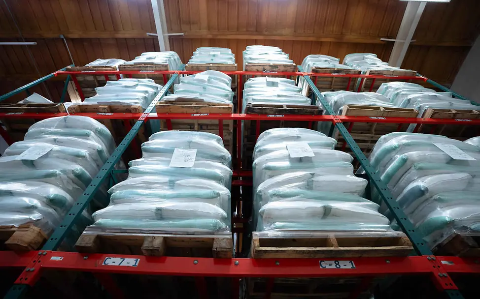 Die Verwendung regionaler Rohstoffe stärkt die Wirtschaft an den Produktionsstandorten. | © UNICEF/Le Lijour Erdnusspaste Herstellung: Säcke mit Erdnüssen im Lager einer Fabrik.