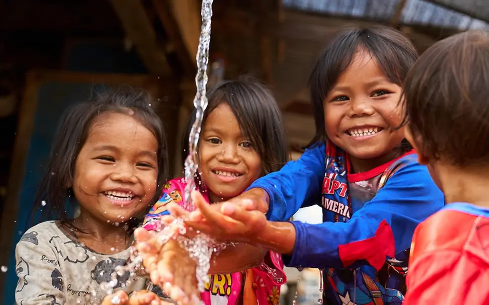 Kinder waschen sich in ihrem Dorf in Kambodscha die Hände. | © UNICEF/Lloyd Dürre: Folgen für Kinder & Ursachen: Kinder waschen sich in ihrem Dorf in Kambodscha die Hände.