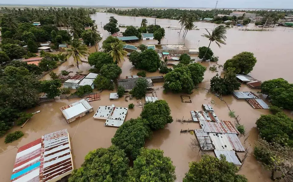 Folgen von Hochwasser: Luftaufnahme eines vollkommen überfluteten Dorfes.