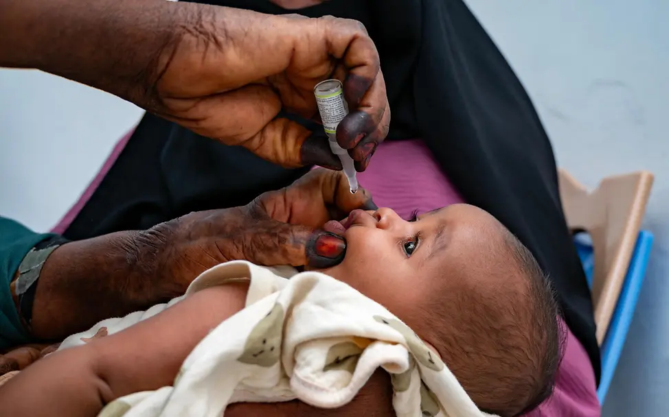 Ein Baby im Sudan wird gegen Infektionskrankheiten geimpft | © UNICEF/Abdulmajid Polio Impfung: Ein Baby im Sudan bekommt eine Impfung zur Grundimmunisierung vor Polioviren.