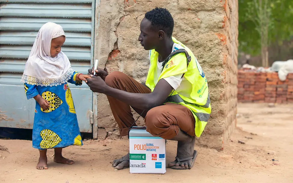 Ein Mädchen im Tschad hat gerade ihre Polioimpfung bekommen. | © UNICEF/Mahamat Polio Impfung: Ein Mädchen im Tschad bekommt nach ihrer Polioimpfung eine Markierung am Finger.
