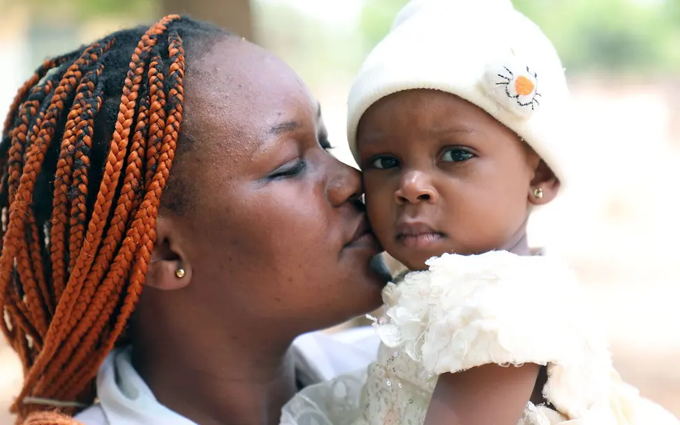 Eine Mutter mit ihrem gegen Polioviren geimpften Baby in Kamerun | © UNICEF/Beguel Polio Impfungen: Kein Säugling soll mehr Angst haben vor Kinderlähmung.