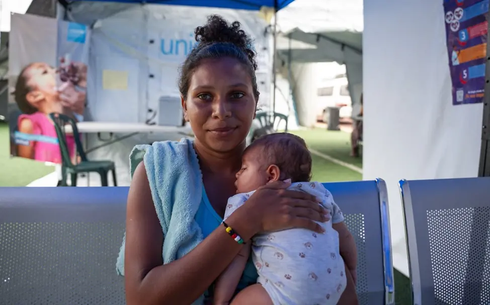 Tausende Familien in Venezuela haben ihr Zuhause verloren. | UNICEF/Paz Erdbeben Venezuela spenden: Girly hält ihren Sohn im Arm