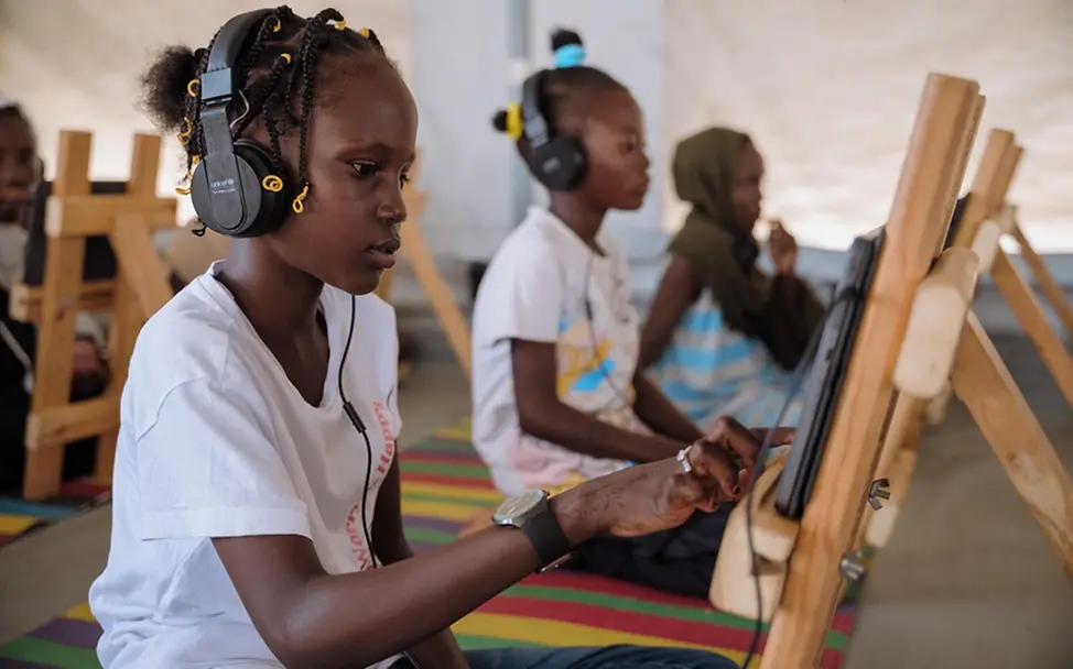 Mädchen lernen in einem von UNICEF unterstützten kinderfreundlichen Raum im Sudan. | © UNICEF/UNI913646/Satti Mädchen lernen in einem von UNICEF unterstützten kinderfreundlichen Raum im Sudan.