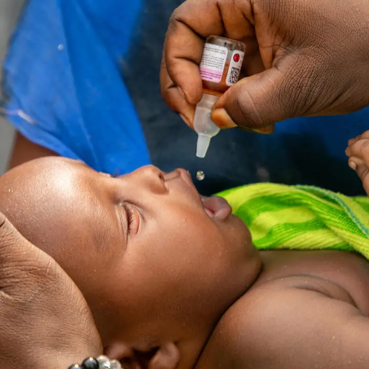 Ein Baby erhält eine Schluckimpfung gegen Polio (Kinderlähmung). | © UNICEF/Mahamat Polio Impfungen: Kein Säugling soll mehr Angst haben vor Kinderlähmung.