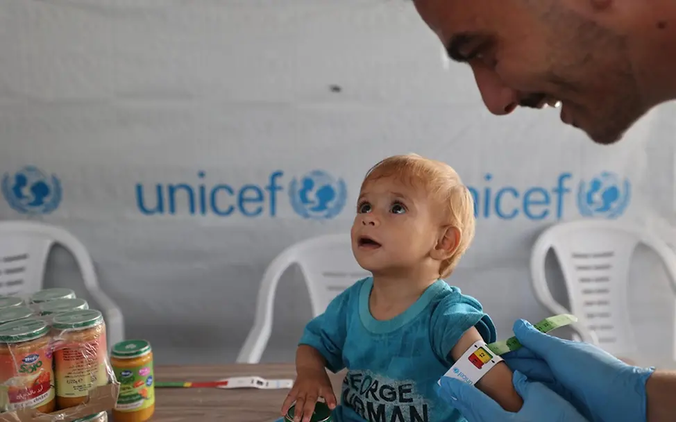 Raed (1) wird in einem Gesundheitszentrum behandelt. | © UNICEF/UN0901838/Ba Raed (1) wird in einem Gesundheitszentrum behandelt.
