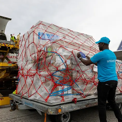 Humanitäre Hilfe: Hilfsgüter werden aus einem Flugzeug entladen